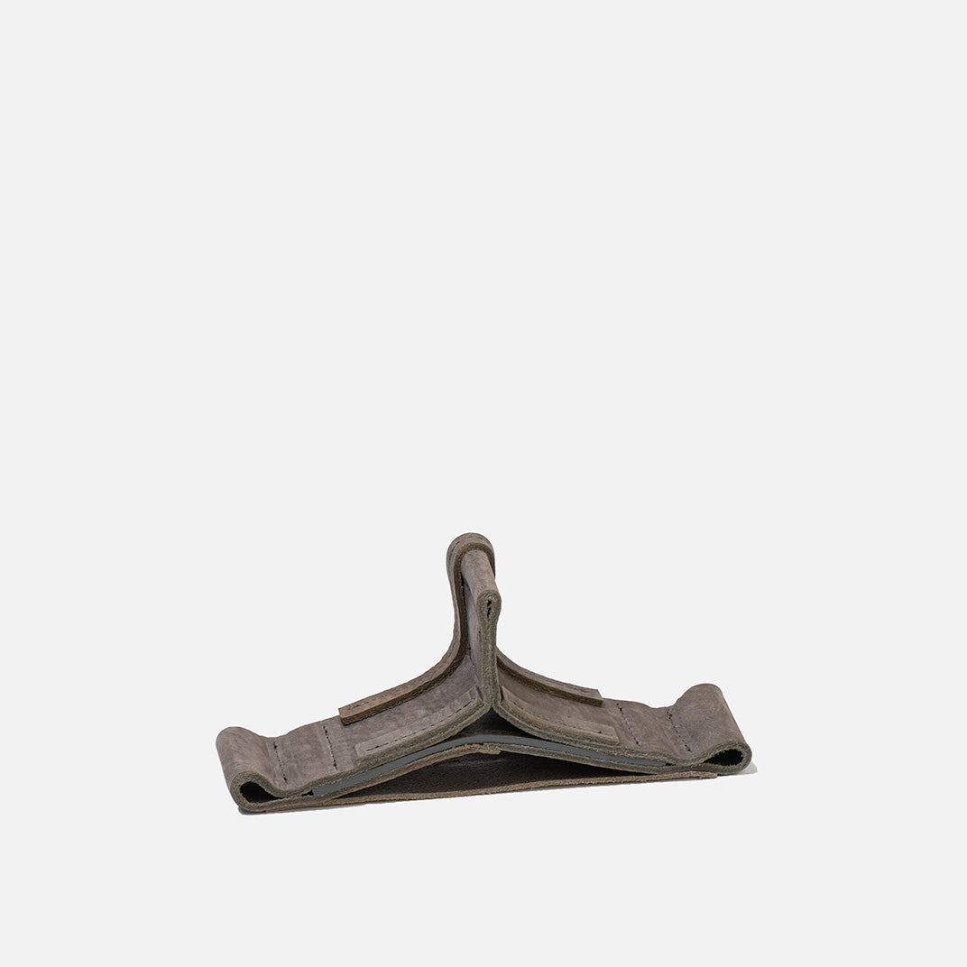 Geometric Goods Leder-Stand für AirPods Max